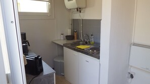 Kühlschrank, Herdplatte, Wasserkocher mit Kaffee-/Teezubehör