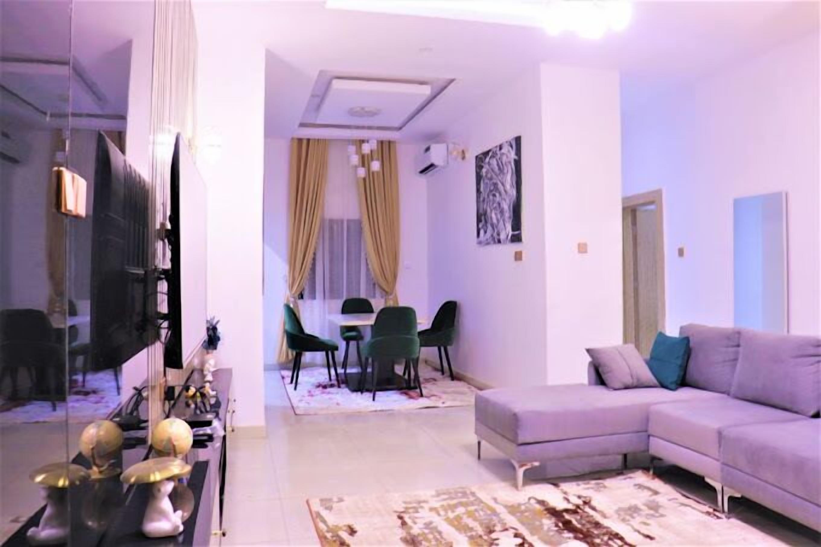 Appartement Luxe, balcon, vue ville | Coin séjour