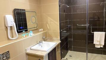 Luxury Apartment, Balcony, City View | Bathroom | Hair dryer, towels, soap, shampoo