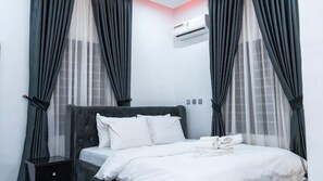 Luxury-Apartment, Balkon, Stadtblick | 1 Schlafzimmer, Schreibtisch, laptopgeeigneter Arbeitsplatz