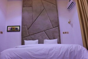 Appartement Luxe, balcon, vue ville | 1 chambre, bureau, espace de travail pour ordinateur portable