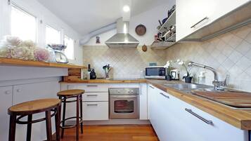 Frigorifero, microonde, forno, piano cottura