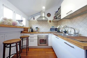 Køleskab, mikrobølgeovn, ovn, kogeplade