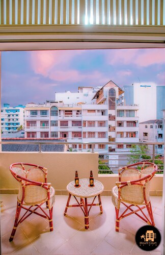 Charming 3-Bedroom Apartment on the Beach-side with AC and WiFi in Mount Lavinia