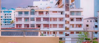 Charming 3-Bedroom Apartment on the Beach-side with AC and WiFi in Mount Lavinia