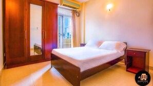 Un dormitorio con cama, armario y mesita de noche.
