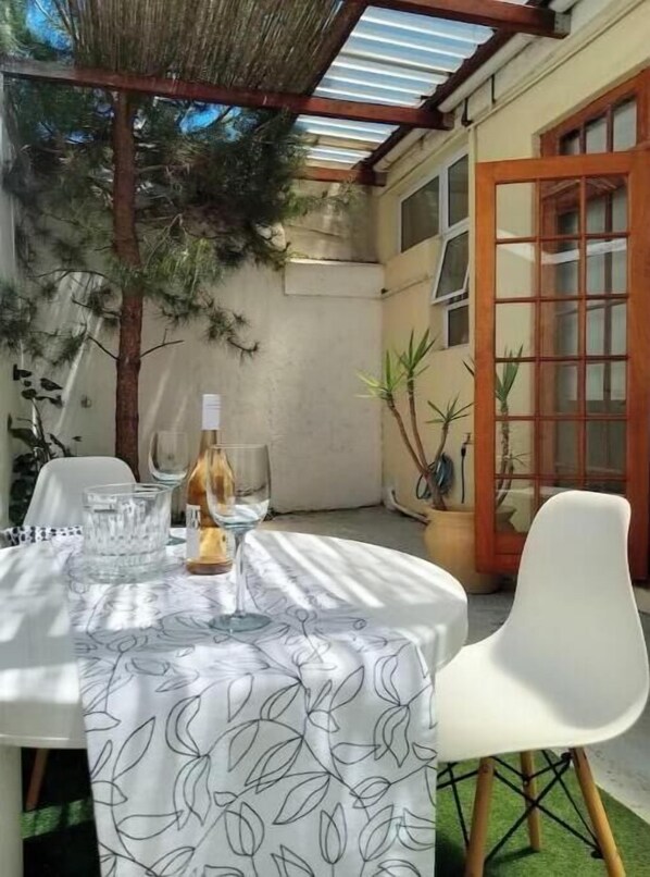 Outdoor dining - Sea Point Getaway-Perfect Location (Cape Town)