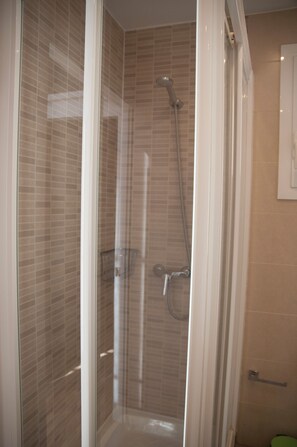 Dusche, Haartrockner, Handtücher