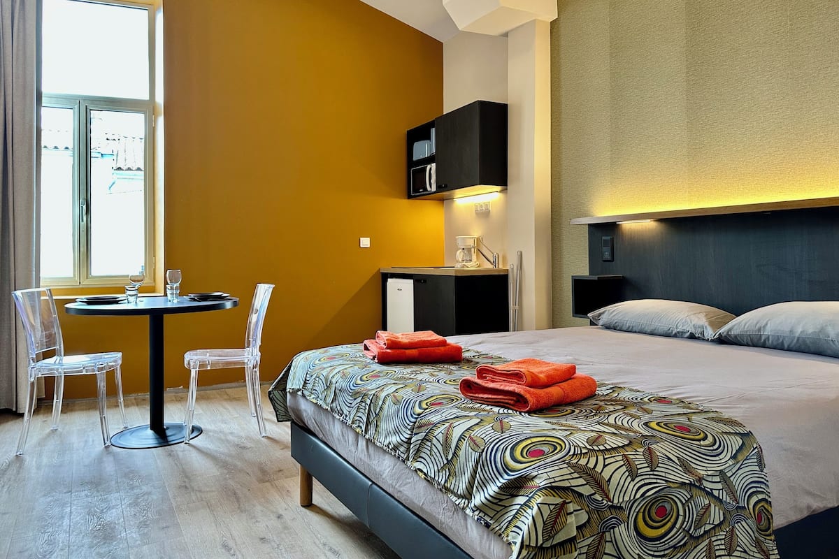 Deluxe Studio | 1 bedroom, blackout drapes, iron/ironing board, free WiFi