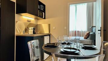 Appartement Premium | Cuisine privée | Mini réfrigérateur, micro-ondes, plaque de cuisson
