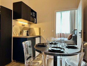 Premium Apartment | Private kitchen | Mini-fridge, microwave, stovetop, cookware/dishes/utensils - Smartappart NIORT (Niort)