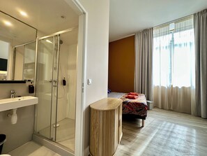 Premium Studio | Bathroom | Shower, towels, soap, shampoo - Smartappart NIORT (Niort)