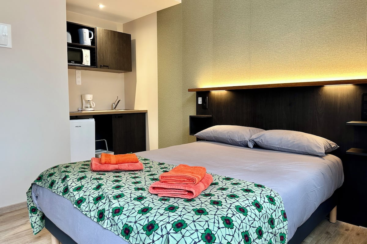 Studio | 1 bedroom, blackout drapes, iron/ironing board, free WiFi