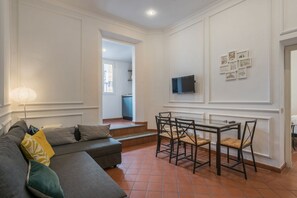 Departamento familiar, 5 habitaciones | Área de sala de estar | Smart TV de 43 pulgadas con canales digitales 