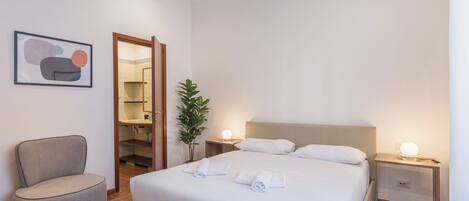 Family Apartment, 5 Bedrooms | 5 bedrooms, laptop workspace, iron/ironing board, WiFi (free)
