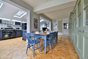 Dining - 4 Bed House with Pool Table & Parking (Cardiff)