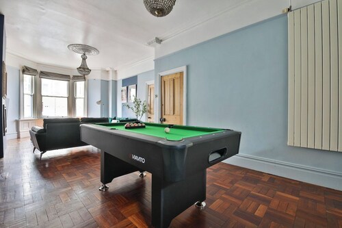 4 Bed House with Pool Table & Parking