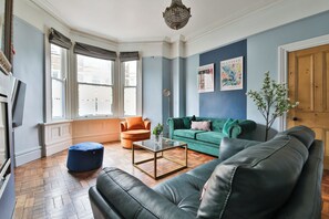 Comfort House, 4 Bedrooms, Kitchen | Living area | 42-inch Smart TV with digital channels - 4 Bed House with Pool Table & Parking (Cardiff)