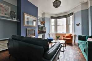 Comfort House, 4 Bedrooms, Kitchen | Living area | 42-inch Smart TV with digital channels - 4 Bed House with Pool Table & Parking (Cardiff)