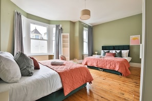 Comfort House, 4 Bedrooms, Kitchen | 4 bedrooms, desk, laptop workspace, soundproofing - 4 Bed House with Pool Table & Parking (Cardiff)