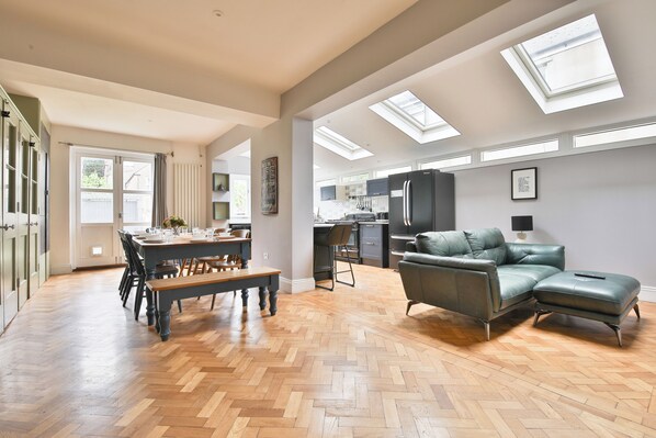 Comfort House, 4 Bedrooms, Kitchen | Living area | 42-inch Smart TV with digital channels - 4 Bed House with Pool Table & Parking (Cardiff)