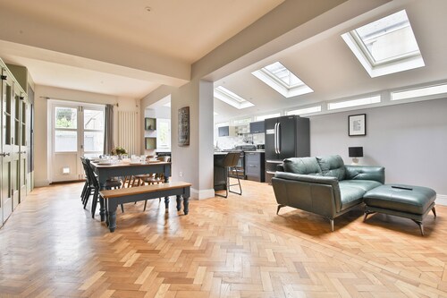 4 Bed House with Pool Table & Parking