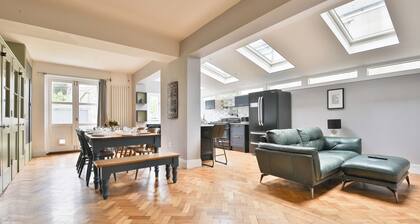 4 Bed House with Pool Table & Parking