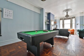 4 Bed House with Pool Table & Parking
