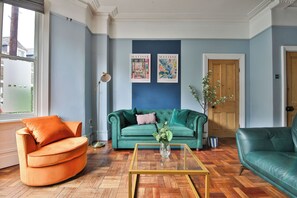 Comfort-Haus, 4 Schlafzimmer, Küche | Wohnbereich | 42-Zoll-Smart-TV mit Digitalempfang