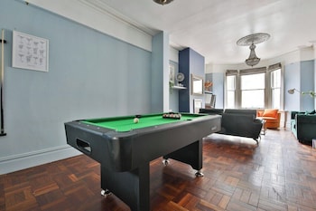 4 Bed House with Pool Table & Parking