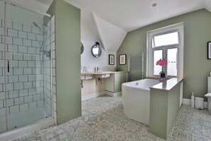 Maison Confort, 4 chambres, cuisine | Salle de bain | Baignoire et douche séparées, articles de toilette (gratuits)