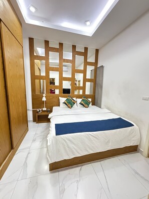 3 bedrooms, iron/ironing board, bed sheets