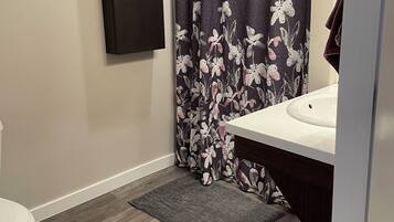 SĂšche-cheveux, serviettes fournies, papier toilette