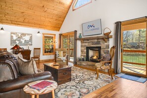 Smart-TV, Kamin, Bücher