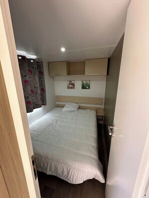 3 室のベッドルーム、アイロン / アイロン台、WiFi、ベッドシーツ