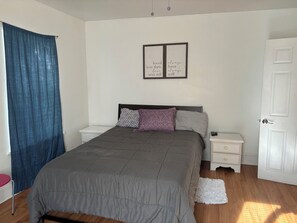 2 間睡房、房內夾萬、書桌、熨斗/熨衫板