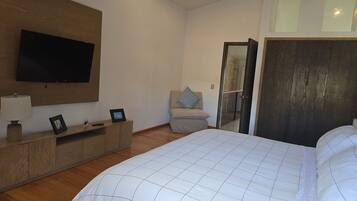 Premium Apartment | 2 bedrooms, premium bedding, down duvets, iron/ironing board