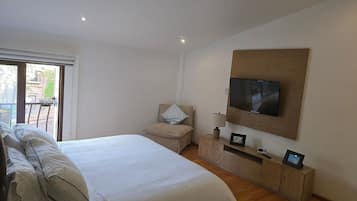 Premium Apartment | 2 bedrooms, premium bedding, down comforters, iron/ironing board