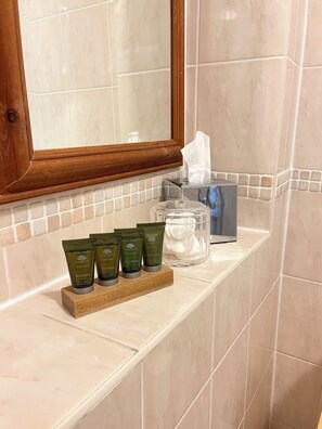 Eenvoudige kamer, 1 twee- of 2 eenpersoonsbedden | Badkamer | Gratis toiletartikelen, zeep, shampoo, toiletpapier