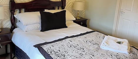 Habitación básica con 1 cama doble o 2 individuales | Sistema de insonorización y wifi gratis