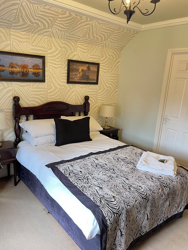 Eenvoudige kamer, 1 twee- of 2 eenpersoonsbedden | Geluiddichte muren, gratis wifi