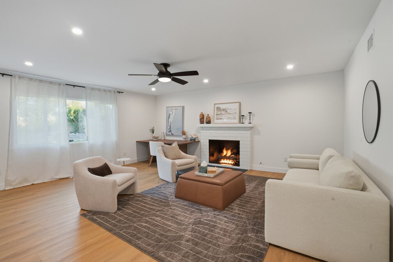 Televisio, takka, kirjoja, työhuone