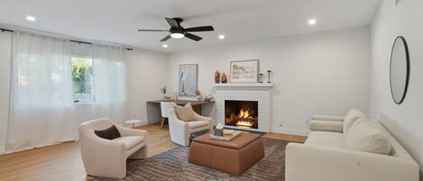 Televisión, chimenea, libros, oficina