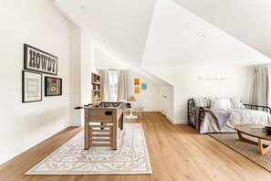 6 slaapkamers, een bureau, een strijkplank/strijkijzer, wifi
