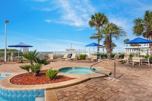 A heated pool - Rates Reduced, Direct Beachfront Heated Pool/Hot Tub & Gym (Destin)