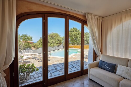 Pocket villa with private sea view pool