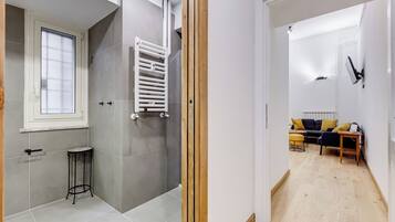 Appartement, 3 slaapkamers, niet-roken | Badkamer | Een douche, een haardroger, handdoeken, toiletpapier