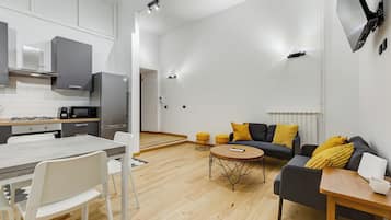 Appartement, 3 slaapkamers, niet-roken | Woonruimte | Een 32-inch flatscreentelevisie met digitale zenders