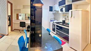 Kühlschrank, Mikrowelle, Herdplatte, Mixer