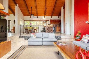 Smart-tv, bordtennisbord, bøger